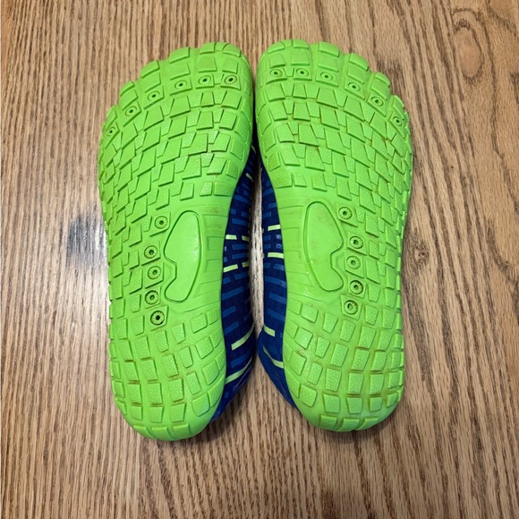 Boys Water Shoes, Blue with Like Green Soles - Size EU 34, US 2.5 - Picture 4 of 4